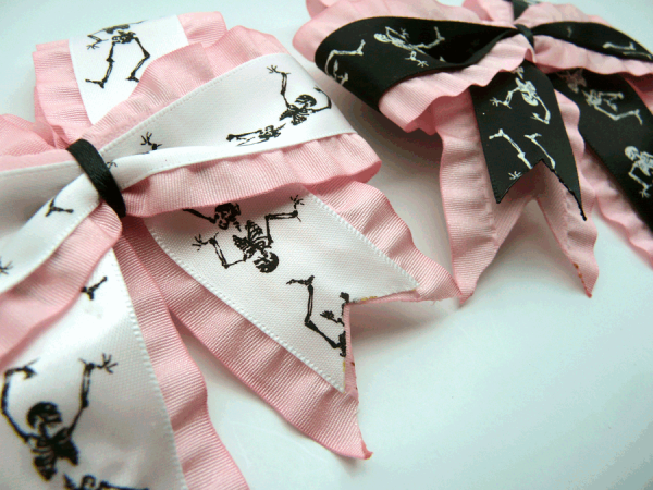 Large Dancing Skeleton bow - Image 2