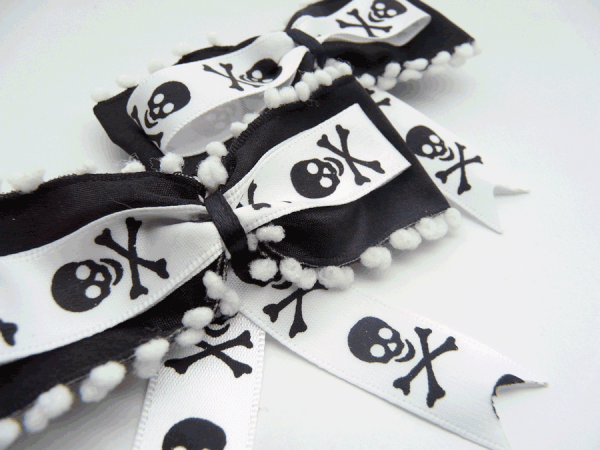 Pom Pom Jolly Roger bow - Image 2