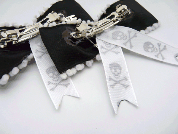 Pom Pom Jolly Roger bow - Image 3