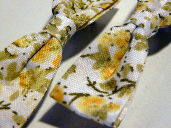 Yellow flowery fabric bow - Image 2