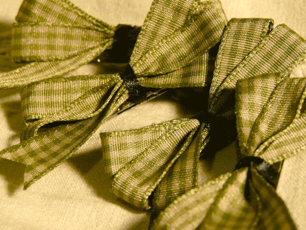 Tiny Green gingham bow - Image 2