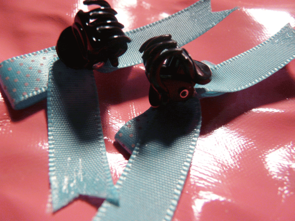 Tiny blue clasp bow - Image 3