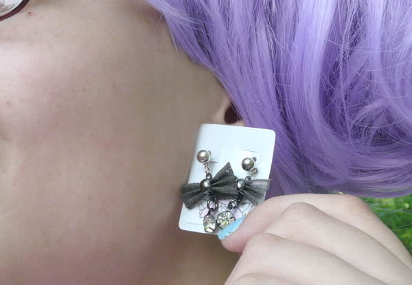 Metal bow Earrings - Image 4